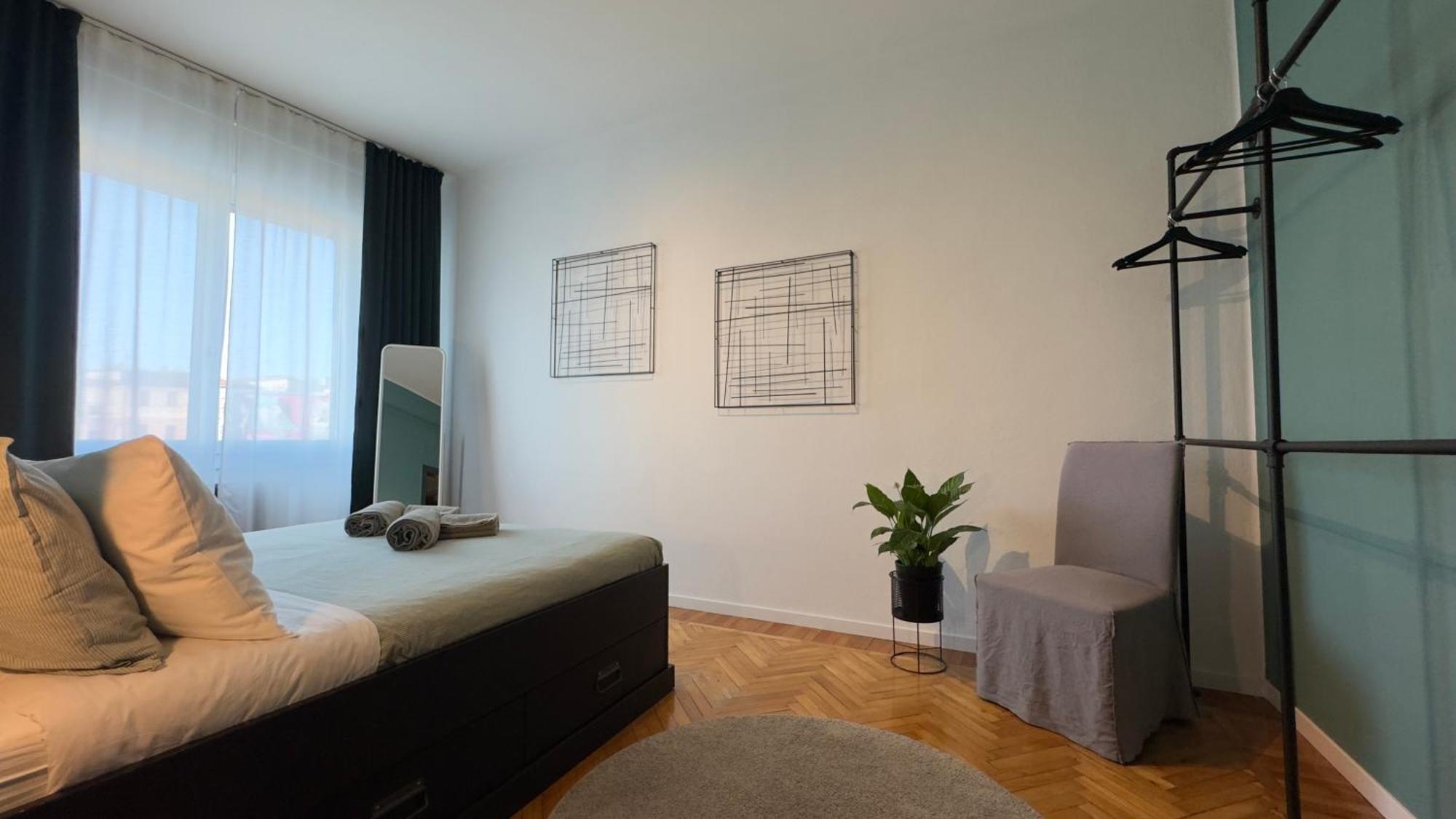 Br Train Station Apartment *